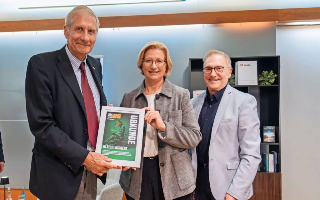 Urlich Wickert, Ministerpräsidentin Anke Rehlinger und Veranstalter Hans-Joachim Burgardt bei der deutsch-französischen Freundschaftspreis-Verleihung "Hom-Buch"