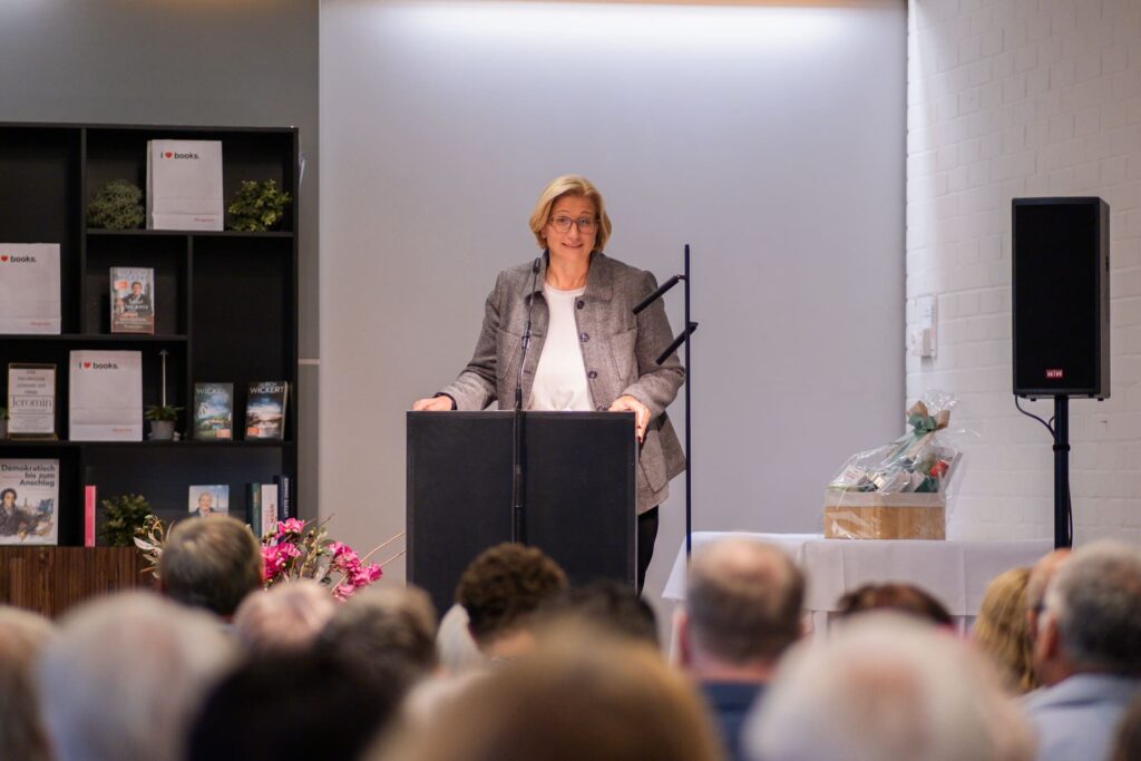 Ministerpräsidentin Anke Rehlinger am Pult auf dem Lesefest HomBuch