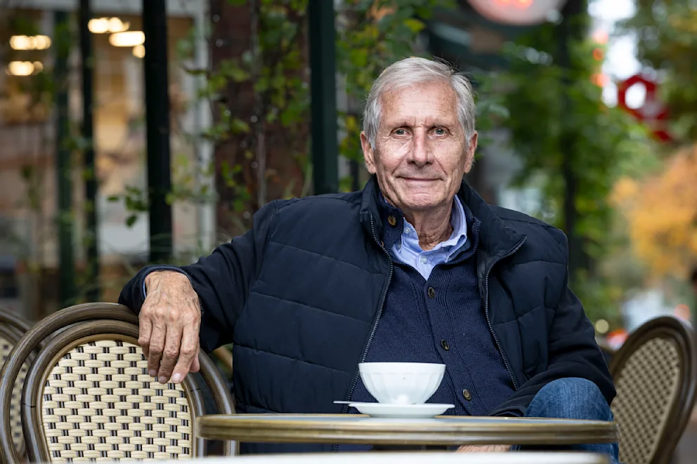 Journalist Ulrich Wickert entspannt sich draußen im Café bei einer Tasse Kaffee.