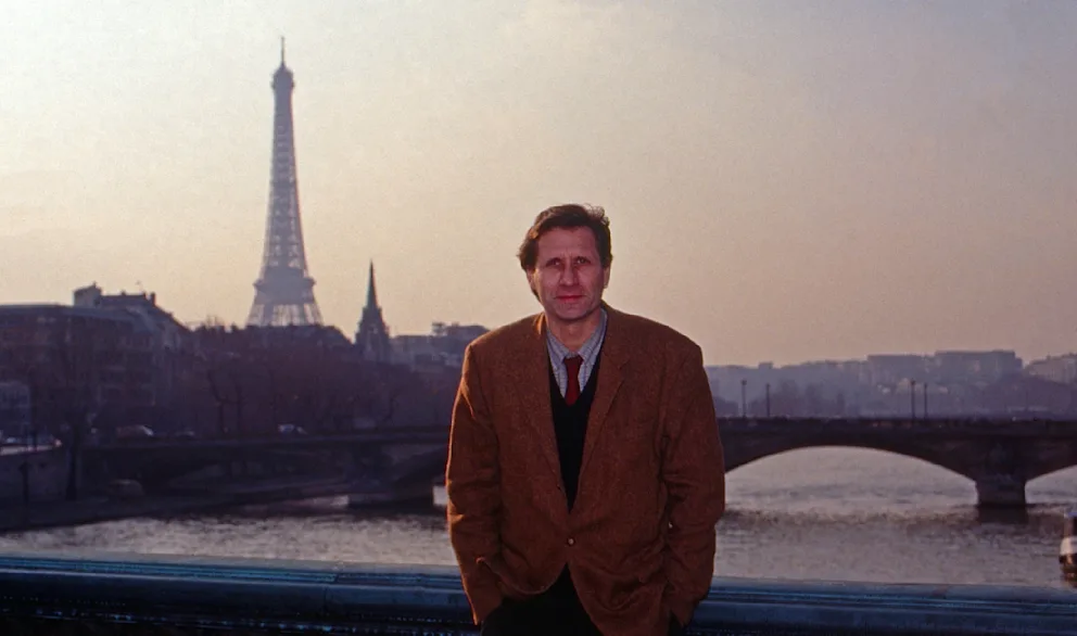 Ulrich Wickert (ca. 50 Jahre alt) steht auf einer Brücke über die Seine in Paris.